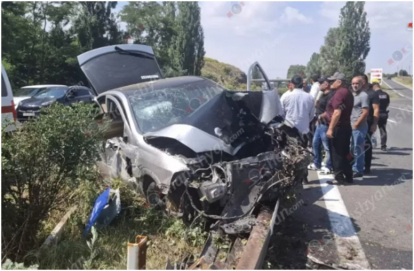 Երևան-Սևան-Իջևան ճանապարհին «Opel Astra»-ն դուրս է եկել երթևեկելի գոտուց և մխրճվել բաժանարար գոտում տեղադրված երկաթե արգելապատնեշների մեջ